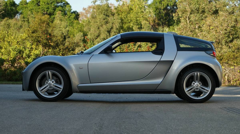 Illustration for article titled For $26,900, Would You Be Stupid To Pass Up This 2004 Smart Roadster Coupé?